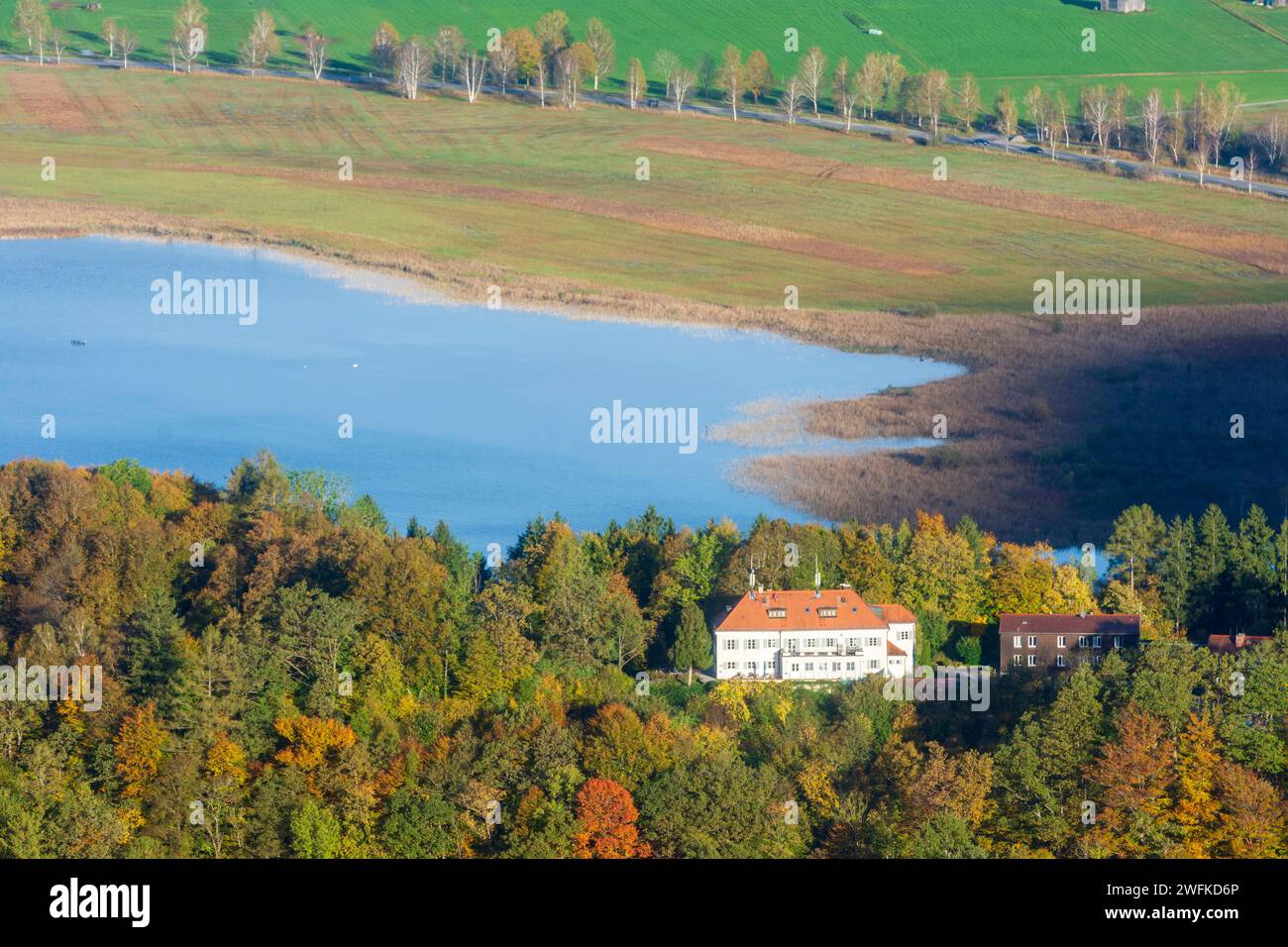 lac Kochelsee, château Schloss Aspenstein, prairies avec barnes Banque D'Images