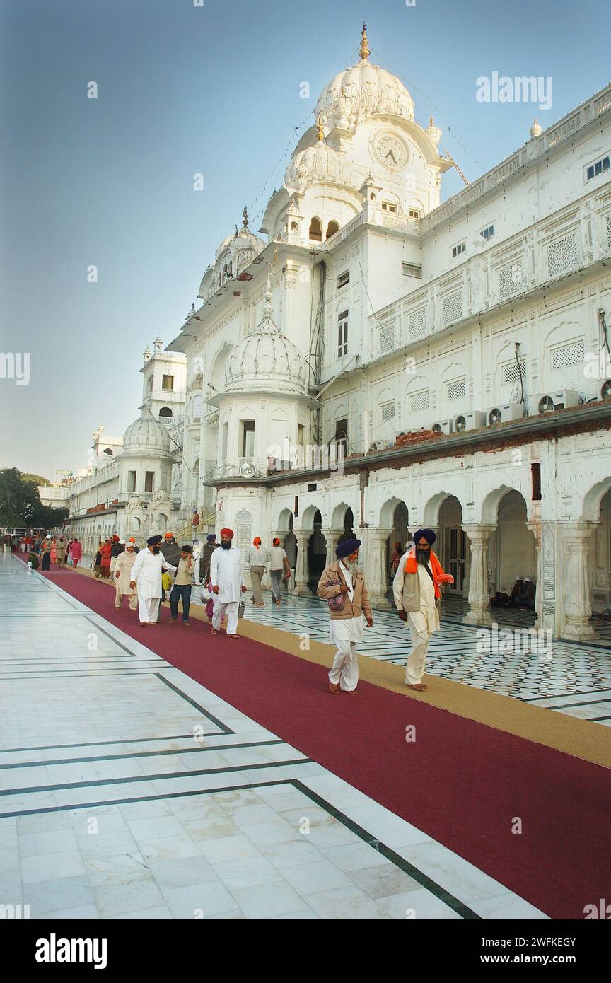 Le Harmandir Sahib (ou Hari Mandir) à Amritsar, au Pendjab, est le sanctuaire le plus sacré du Sikhisme. Connu sous le nom de Temple d'Or, il a été officiellement renommé Harmandir Sahib en mars 2005. Le temple (ou gurdwara) est une destination de pèlerinage majeure pour les Sikhs du monde entier, ainsi qu'une attraction touristique de plus en plus populaire. Le temple glorieux est un exemple vivant de l'esprit de tolérance et d'acceptation que proclame la philosophie sikh. Amritsar, Punjab, Inde. Banque D'Images