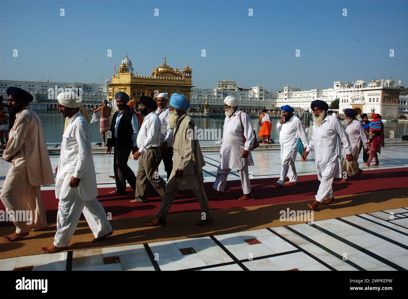 Le Harmandir Sahib (ou Hari Mandir) à Amritsar, au Pendjab, est le sanctuaire le plus sacré du Sikhisme. Connu sous le nom de Temple d'Or, il a été officiellement renommé Harmandir Sahib en mars 2005. Le temple (ou gurdwara) est une destination de pèlerinage majeure pour les Sikhs du monde entier, ainsi qu'une attraction touristique de plus en plus populaire. Le temple glorieux est un exemple vivant de l'esprit de tolérance et d'acceptation que proclame la philosophie sikh. Amritsar, Punjab, Inde. Banque D'Images