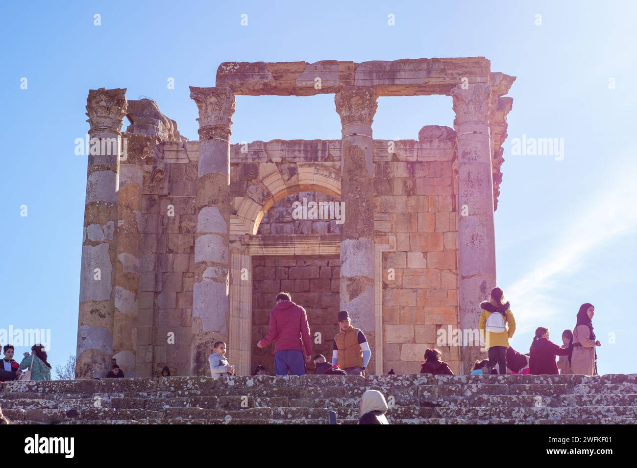 Une classe scolaire avec leur professeur lors d'une excursion sur le terrain à la découverte de l'ancienne ville romaine de Djemila. Banque D'Images