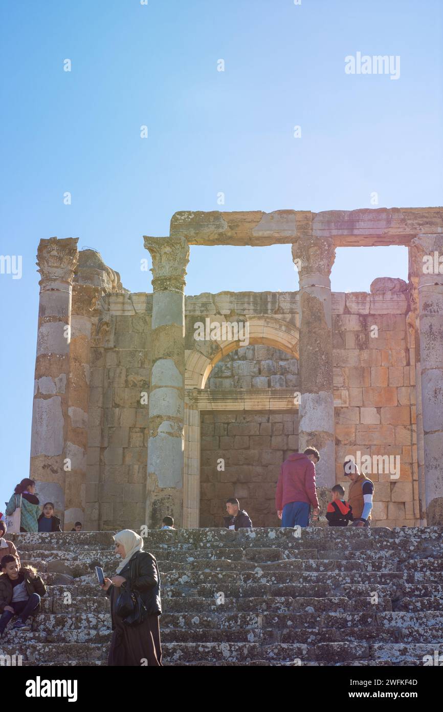 Une classe scolaire avec leur professeur lors d'une excursion sur le terrain à la découverte de l'ancienne ville romaine de Djemila. Banque D'Images