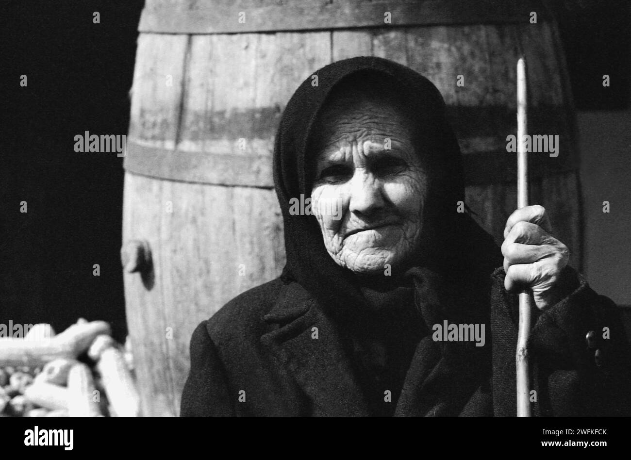 Comté de Vrancea, République socialiste de Roumanie, env. 1975. Portrait d'une femme âgée avec un bâton de marche. Banque D'Images