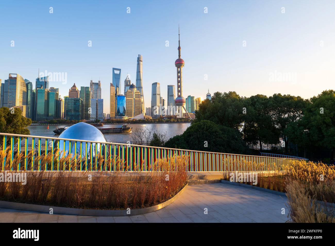 Shanghai North Bund nouveau lieu photogénique au coucher du soleil, où la ligne d'horizon se transforme en une fascinante tapisserie de couleurs, mêlant archit moderne Banque D'Images