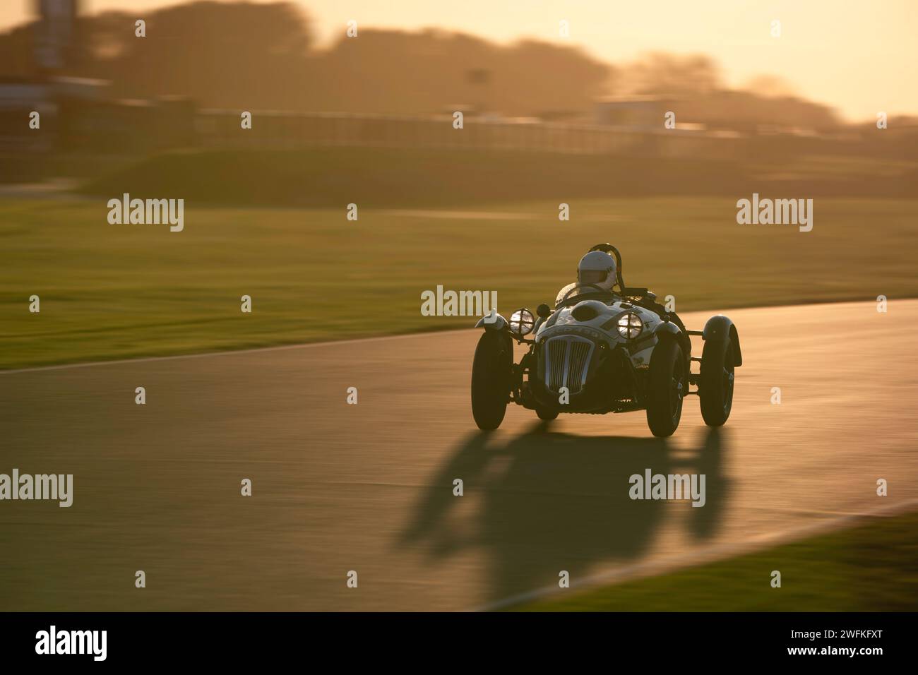 Une réplique Frazer Nash le Mans fait le tour du circuit automobile de Goodwood lors de la course en soirée du trophée commémoratif Freddie March. Banque D'Images
