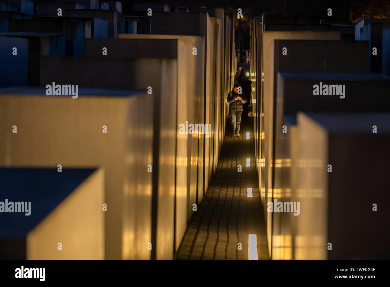 Deutschland, Berlin, 27.01.2024, Holocaust Mahnmal, Jahrestags der Befreiung des Vernichtungs- und Konzentrationslagers Auschwitz-Birkenau, Besucher mit Handy, Rolf Zoellner Holocaust Gedenktag *** Allemagne, Berlin, 27 01 2024, Mémorial de l'Holocauste, anniversaire de la libération du camp d'extermination et de concentration d'Auschwitz Birkenau Banque D'Images