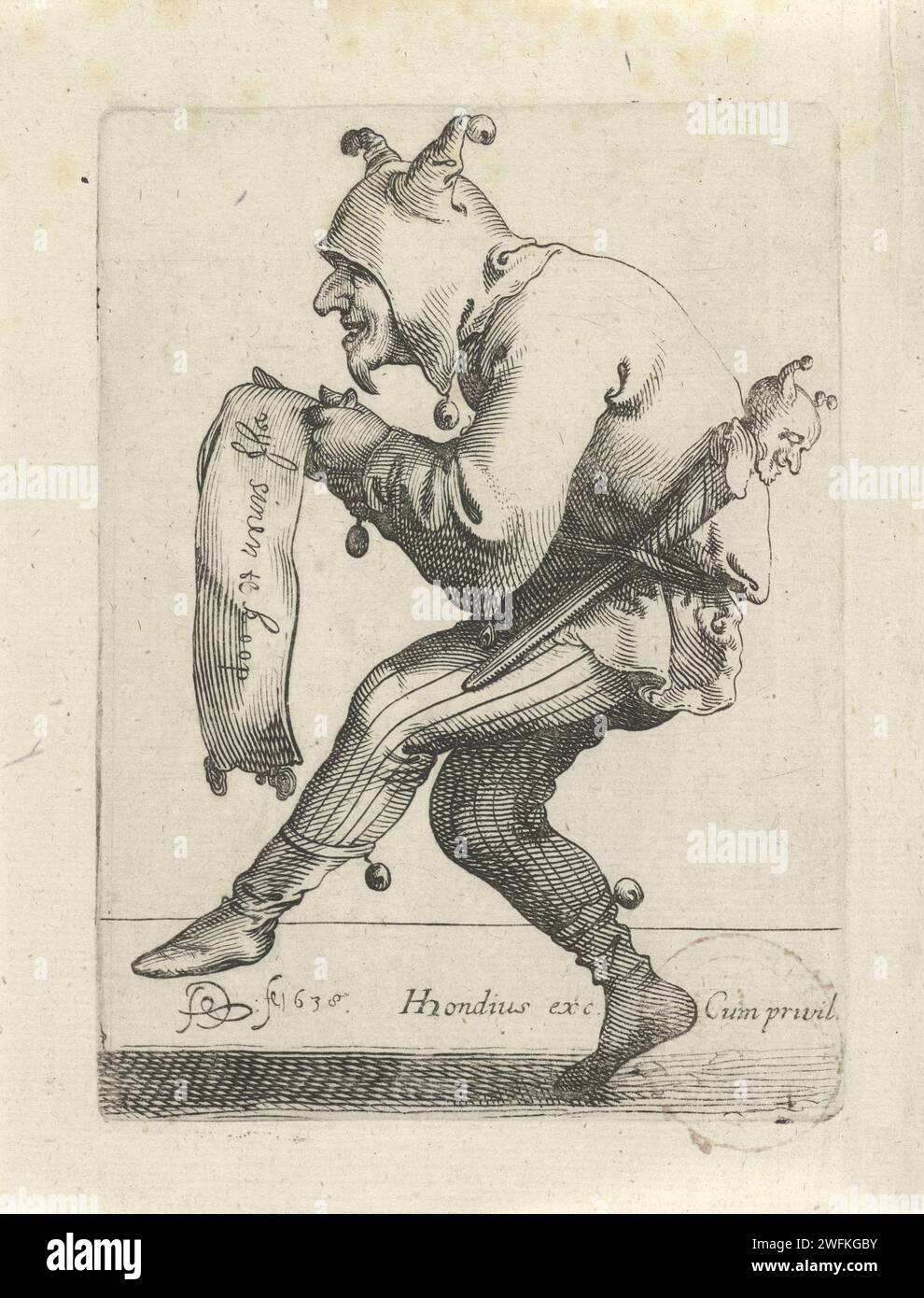 Impression titre pour les cinq sens, Pieter Jansz Quast, 1638 Un bocal qui court sur ses orteils tient un morceau de papier avec le titre de la série d'impressions. Un marot est serré sous la ceinture du bocal. L'estampe fait partie d'une série de six estampes avec les cinq sens. La page de titre de la gravure sur papier de la Haye. bouffon de cour, idiot de cour. attributs du bouffon de cour. les (cinq) sens Banque D'Images