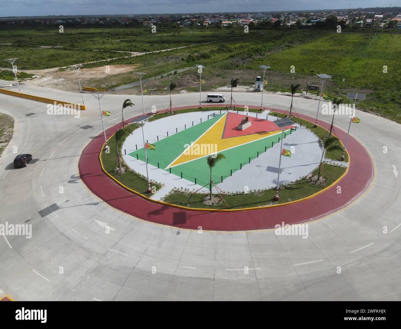 Rond-point circulaire avec trois drapeaux en bas Banque D'Images