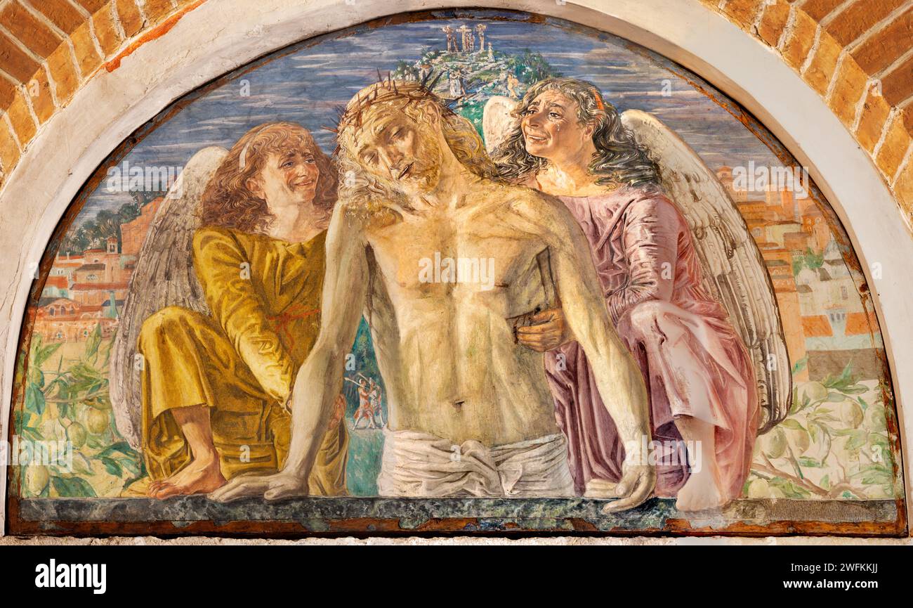 TRÉVISE, ITALIE - 4 NOVEMBRE 2023 : la fresque de la mort Jésus parmi les anges dans l'église Chiesa di San Francesco de Giovanni Barbisan (1946). Banque D'Images