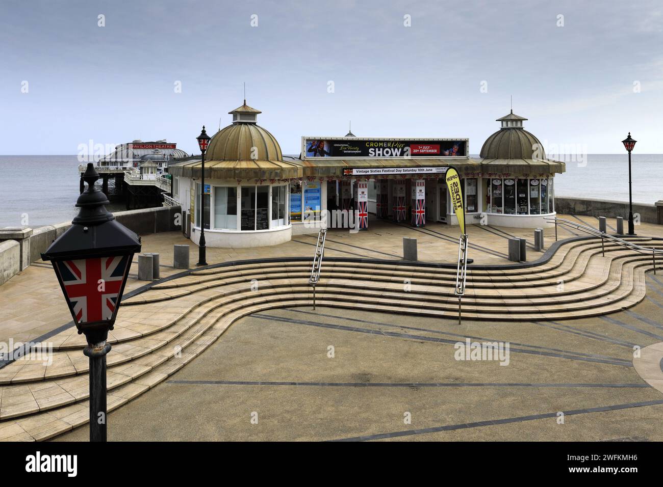 La promenade et Pavilion Theatre Pier à Cromer Town, North Norfolk Coast, Angleterre, Royaume-Uni Banque D'Images