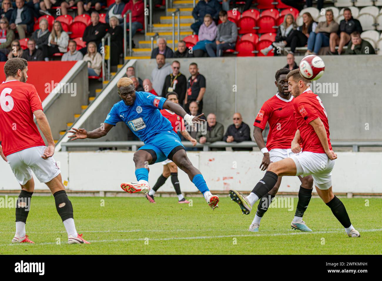 Adama Sidibeh, jouant comme attaquant pour Warrington Rylands contre FC United de Manchester, Broadhurst Park, Manchester, Angleterre, le 16 septembre 2023 Banque D'Images