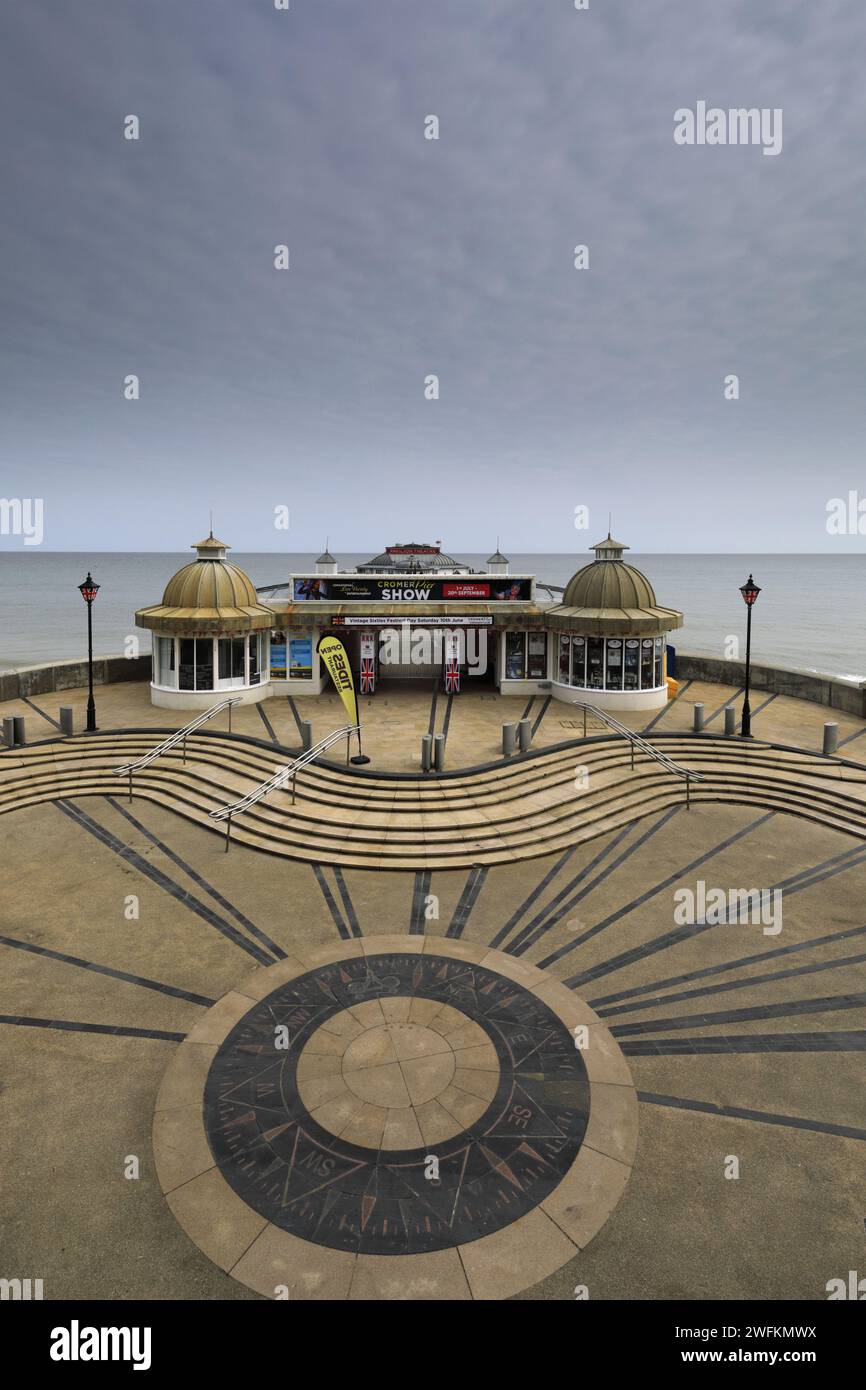 La promenade et Pavilion Theatre Pier à Cromer Town, North Norfolk Coast, Angleterre, Royaume-Uni Banque D'Images