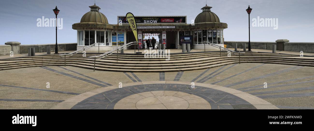 La promenade et Pavilion Theatre Pier à Cromer Town, North Norfolk Coast, Angleterre, Royaume-Uni Banque D'Images