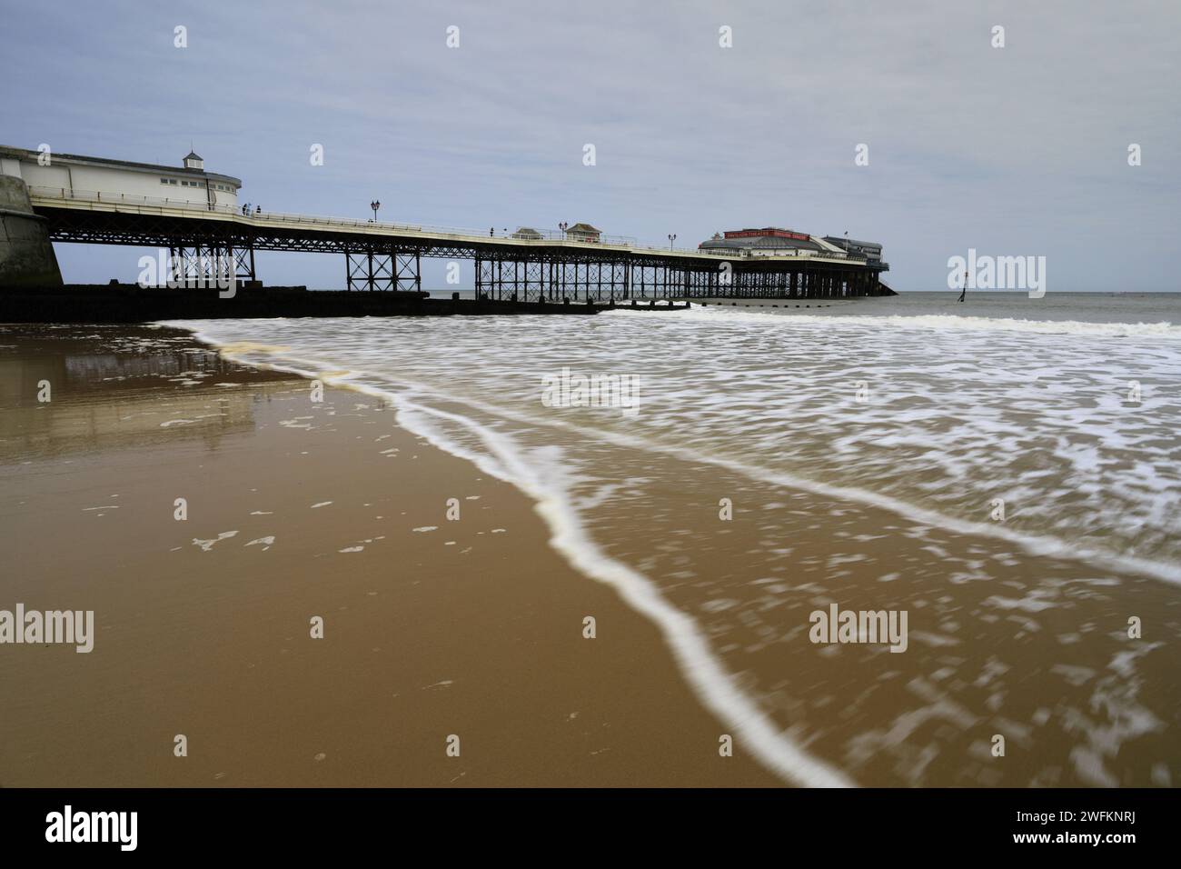 La promenade et Pavilion Theatre Pier à Cromer Town, North Norfolk Coast, Angleterre, Royaume-Uni Banque D'Images