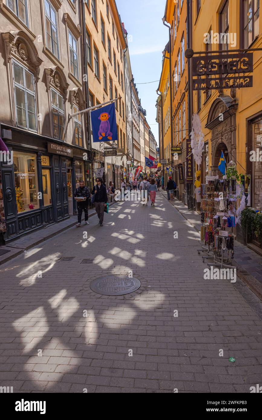 Une belle vue sur une rue touristique étroite dans la partie ancienne de Stockholm, Gamla Stan, par une journée claire et ensoleillée. Suède. Banque D'Images