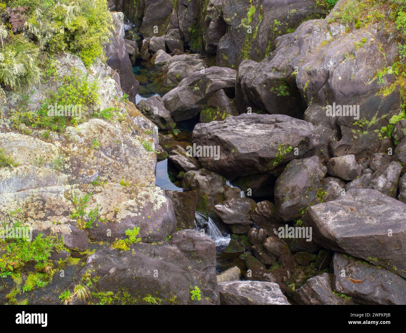 Peu d'eau coulant sur les rochers dans Un environnement naturel Banque D'Images