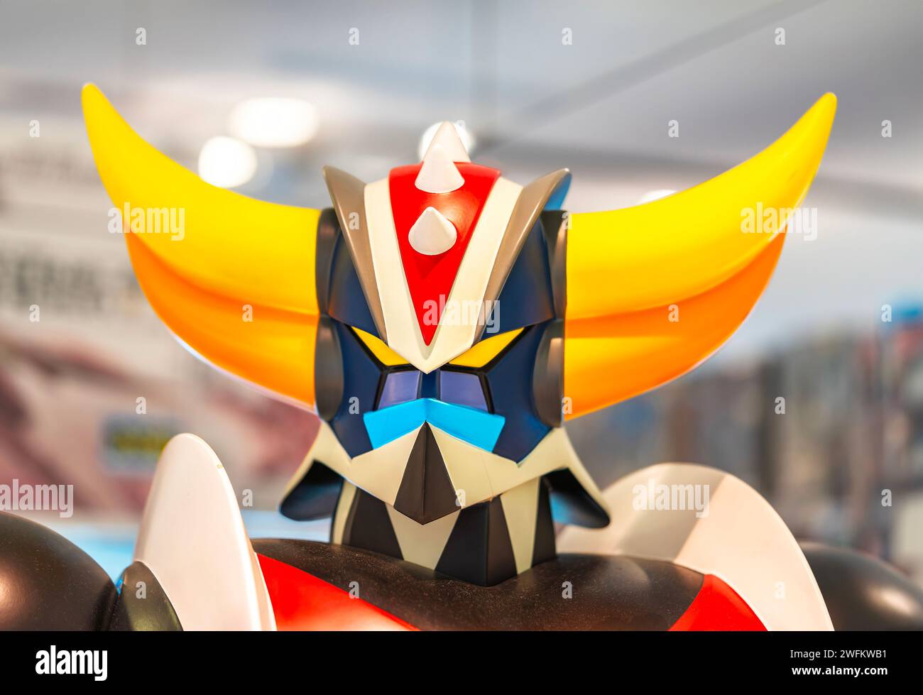 tokyo, japon - mai 13 2024 : Portrait du visage d'une grande statue de l'anime japonais UFO robot Grendizer aka Goldorak créé par l'auteur Go Nag Banque D'Images