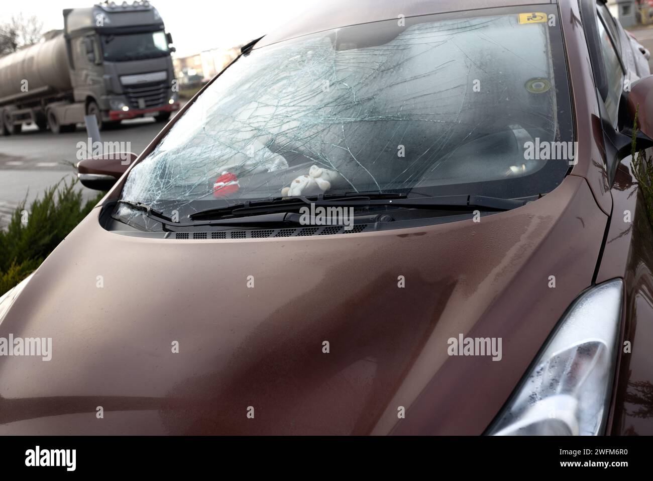 Accident de la route. Dossier d'assurance. Le conducteur a perdu le contrôle. Route glissante. Freins défectueux. La voiture s'est écrasée contre un poteau. La voiture a été endommagée dans un accident. Banque D'Images