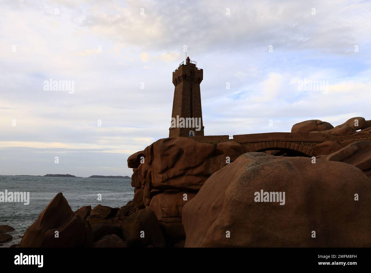 Le phare de Ploumanac'h est un phare actif des Côtes-d'Armor, en Bretagne Banque D'Images