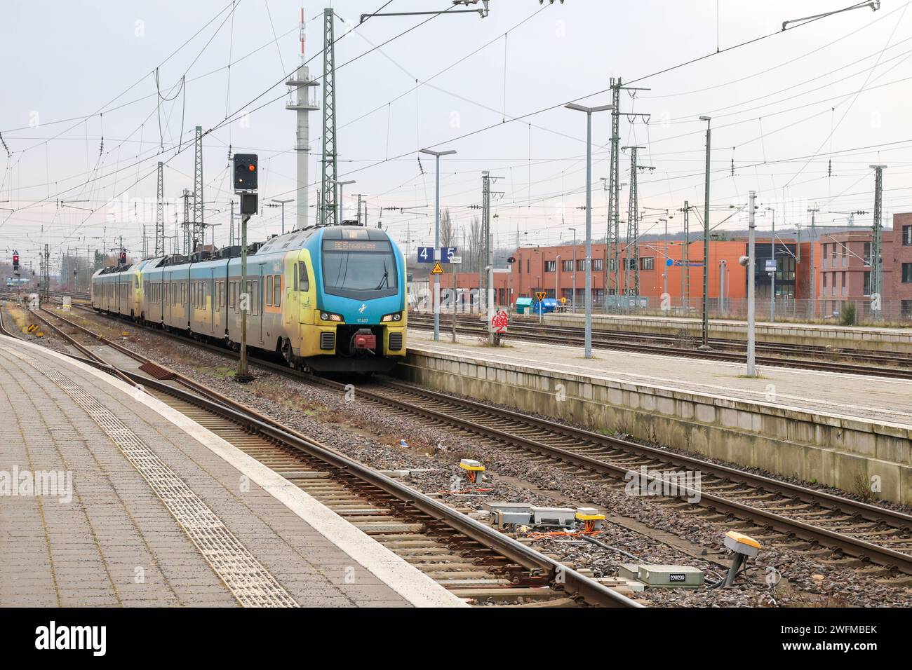 Eisenbahnverkehr am Bahnhof Rheine. RegionalExpress Zug der ...