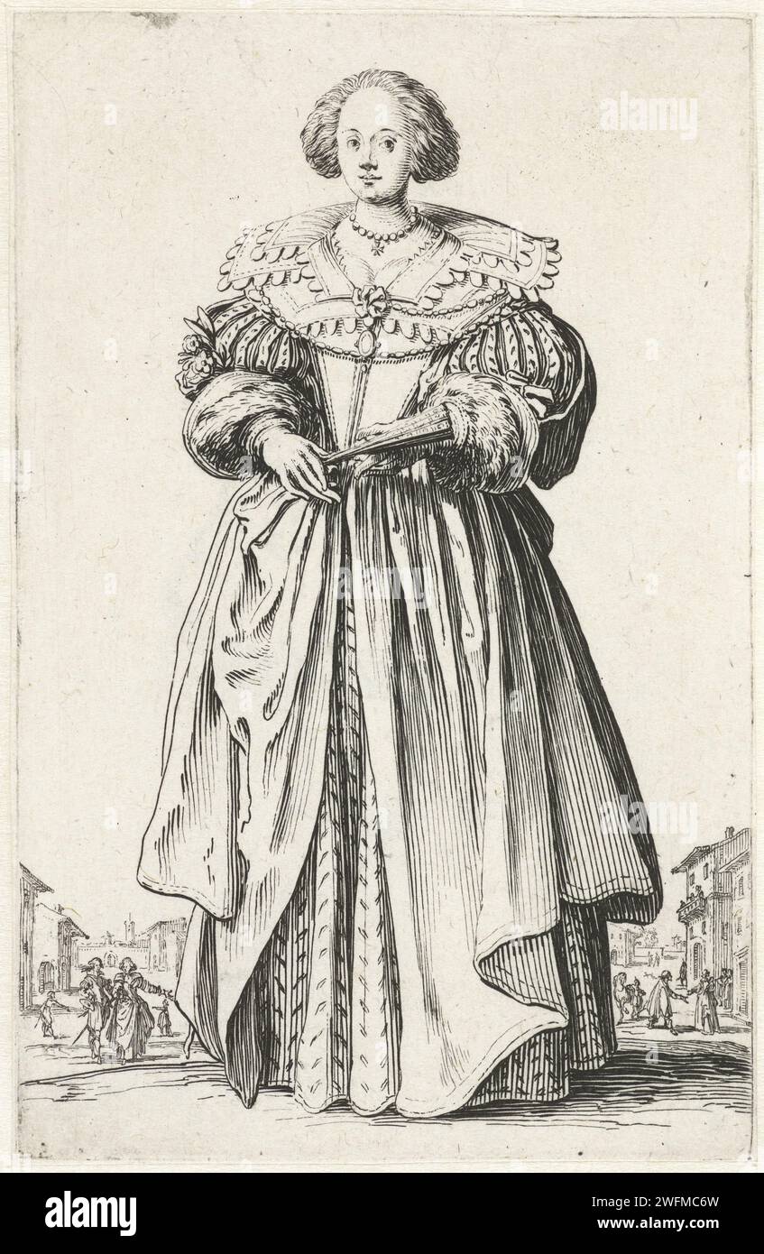 La noblesse de Lorraine (la noblesse de Lorraine), Jacques Callot, 1620 - 1623 Dame debout, vue de face, vêtue d'une robe à col large, éventail dans les mains. Dans les figures de fond dans un village ou une ville. Cette estampe fait partie d'une série de 12 estampes avec des nobles en costumes qui ont été portées en Lorraine dans le premier quart du 17e siècle ; la moitié de la série concerne des costumes d'hommes, l'autre moitié montre des costumes de dames. Nancy papier gravure vêtements, costume (+ vêtements pour femmes). Robe, robe (VLIEGER) (+ vêtements pour femmes). Vêtements pour la partie supérieure du corps (avec NOM) Banque D'Images