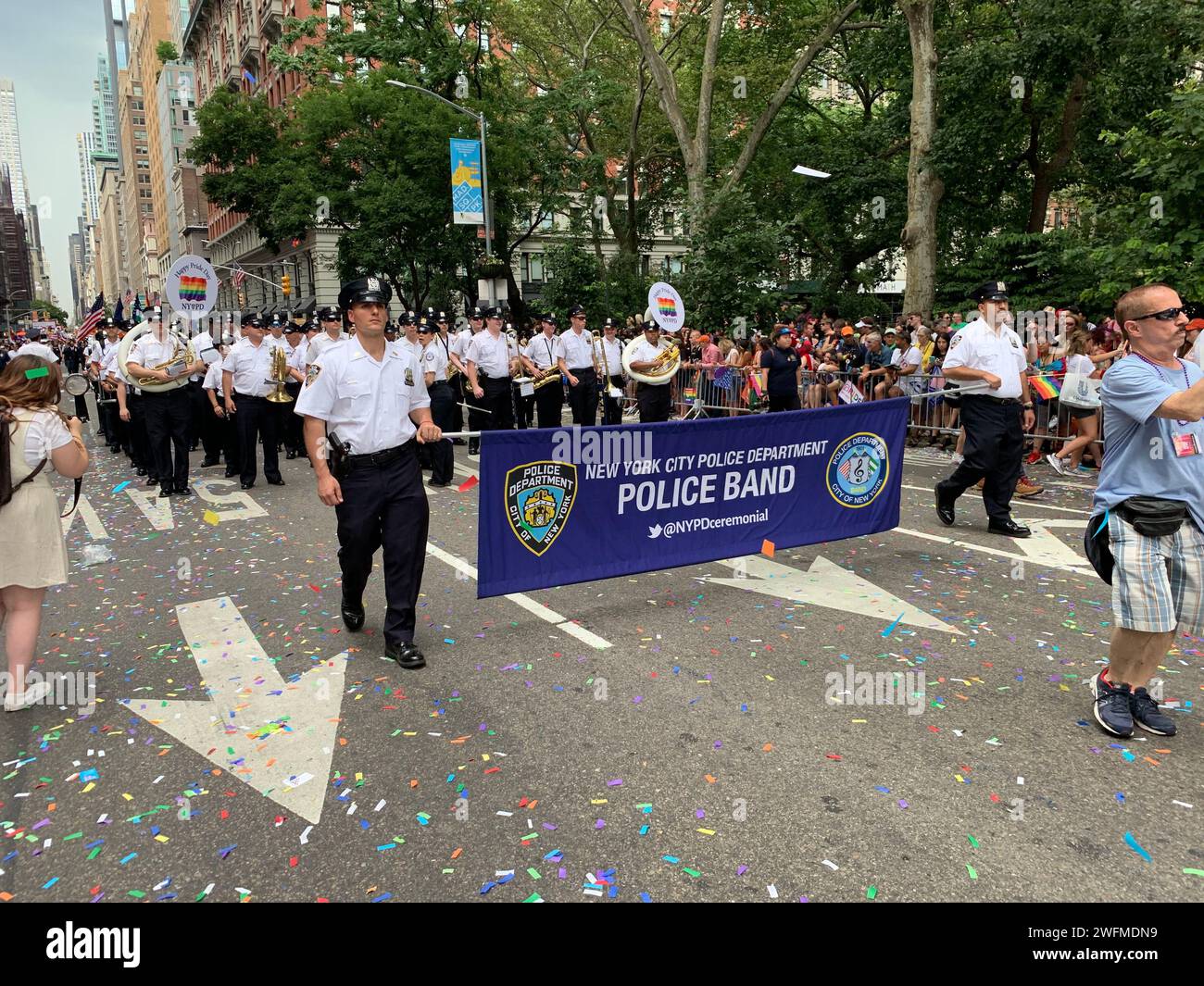 Le NYPD montre leur soutien à la communauté LBGT avec leur orchestre participant à la gay Pride Parade Banque D'Images