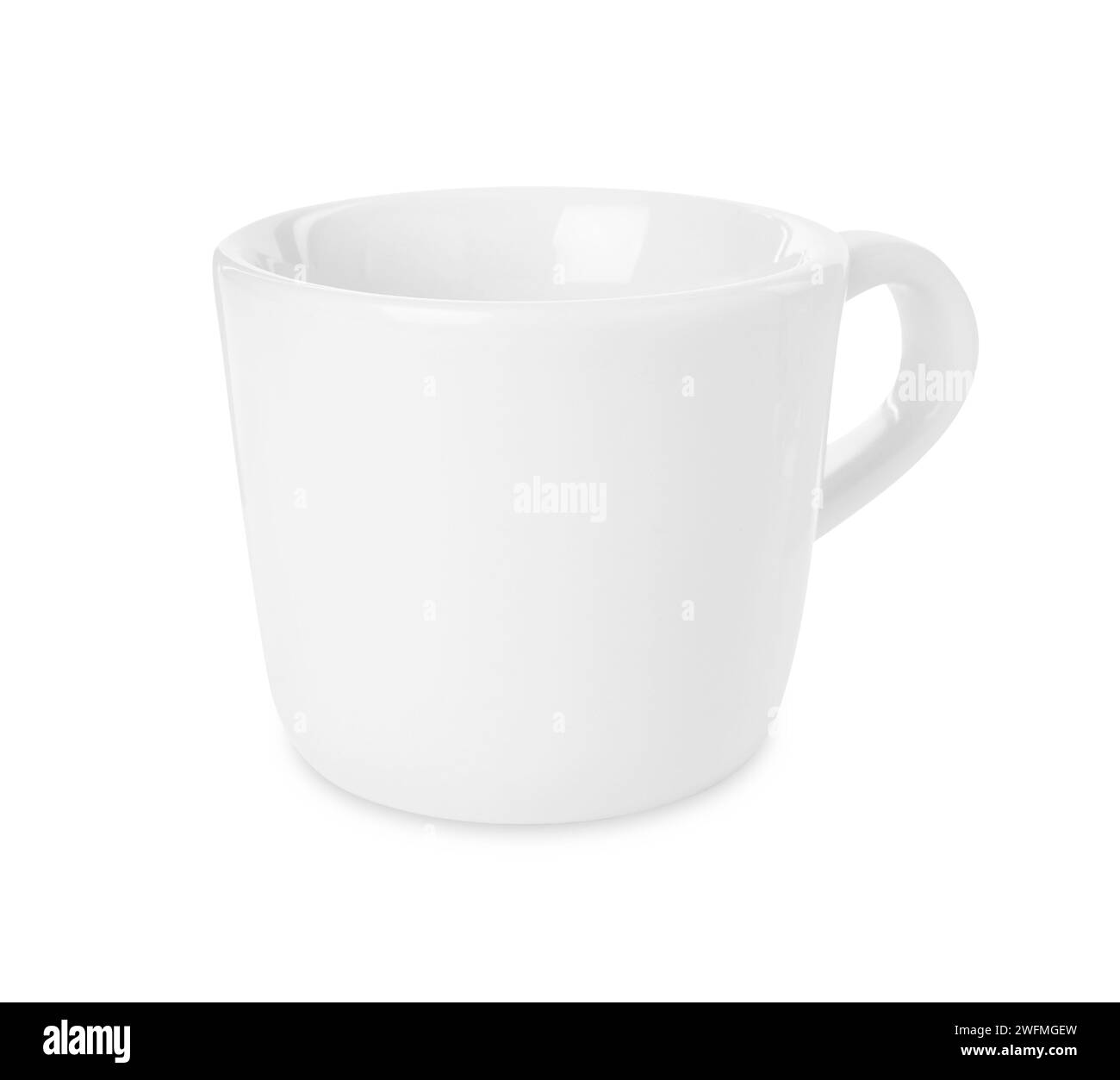 Tasse en céramique isolée sur blanc. Ustensile de cuisson Banque D'Images
