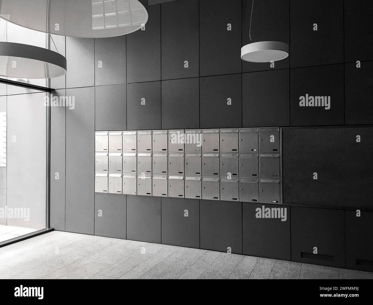 Entrée de maison résidentielle. Murs gris et boîtes aux lettres Banque D'Images