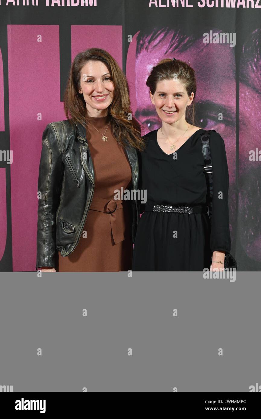 Moderatorin Mara Bergmann (l) und ihre Schwester Johanna (r) kommt zur Premiere des film SCHOCK in den Filmpalast. Der Thriller startet am 25.02.2024 in den Kinos. Banque D'Images