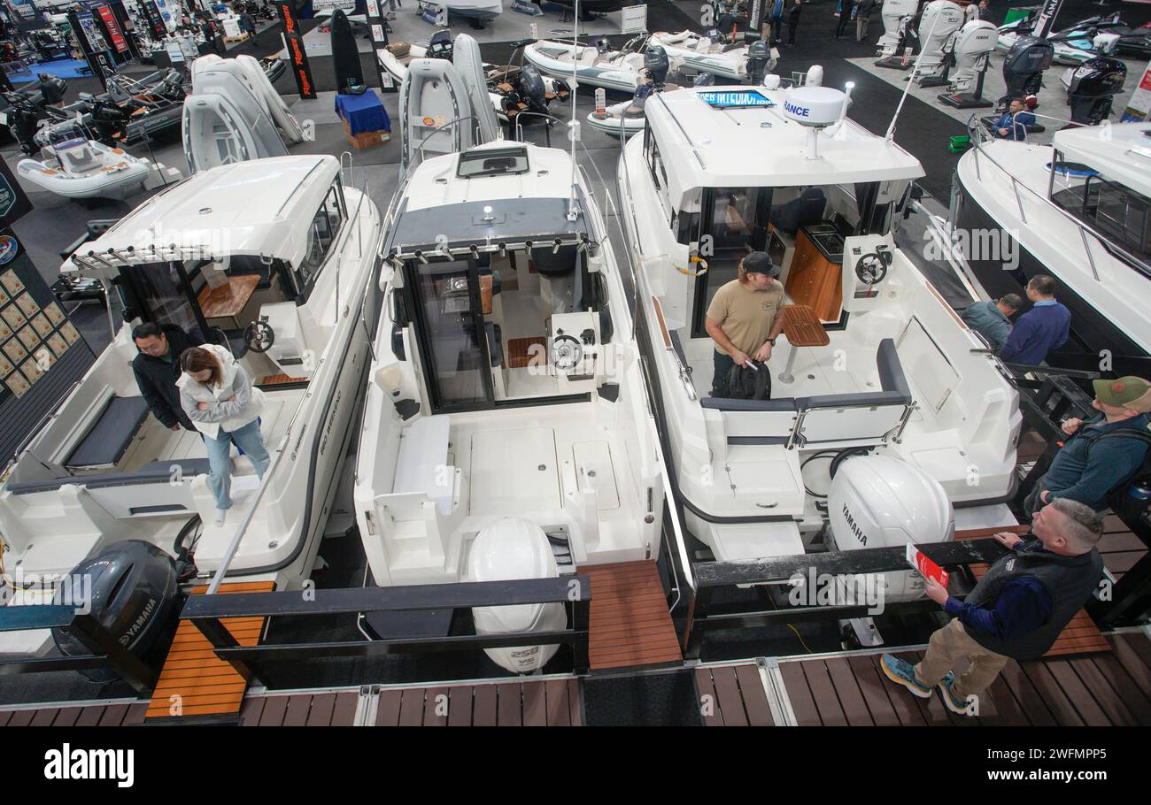 Vancouver, Canada. 31 janvier 2024. Les gens visitent le salon nautique international de Vancouver 2024 à Vancouver, Colombie-Britannique, Canada, le 31 janvier 2024. Le Vancouver International Boat Show a débuté mercredi, mettant en vedette plus de 250 exposants du monde entier et présentant une vaste sélection de bateaux, d’accessoires et de services. Crédit : Liang Sen/Xinhua/Alamy Live News Banque D'Images