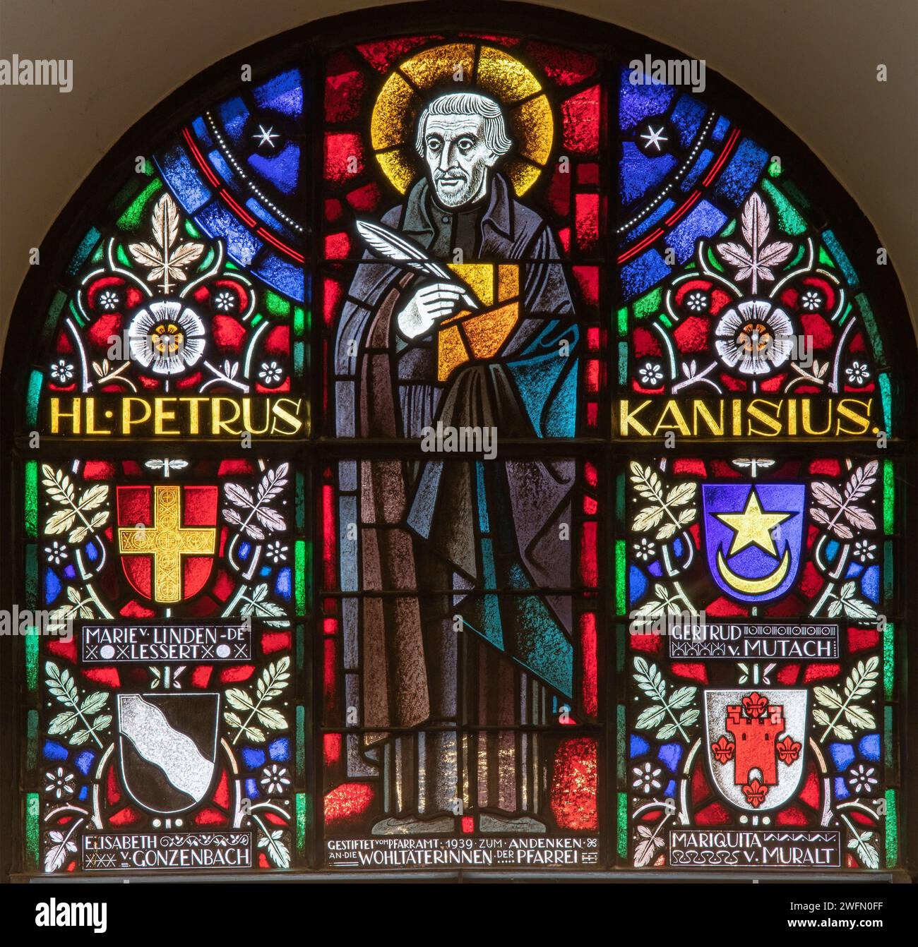 BERNE, SUISSE - JUNY 27, 2022 : The and St. Pierre Canisius sur le vitrail de l'église Dreifaltigkeitskirche par A. Schweri (1938). Banque D'Images