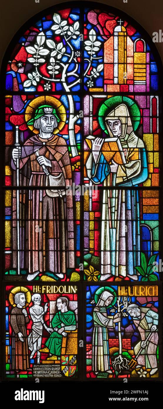 BERNE, SUISSE - JUNY 27, 2022 : The St. Fridolin et St. Ulrich sur le vitrail de l'église Dreifaltigkeitskirche de A. Schweri (1938). Banque D'Images