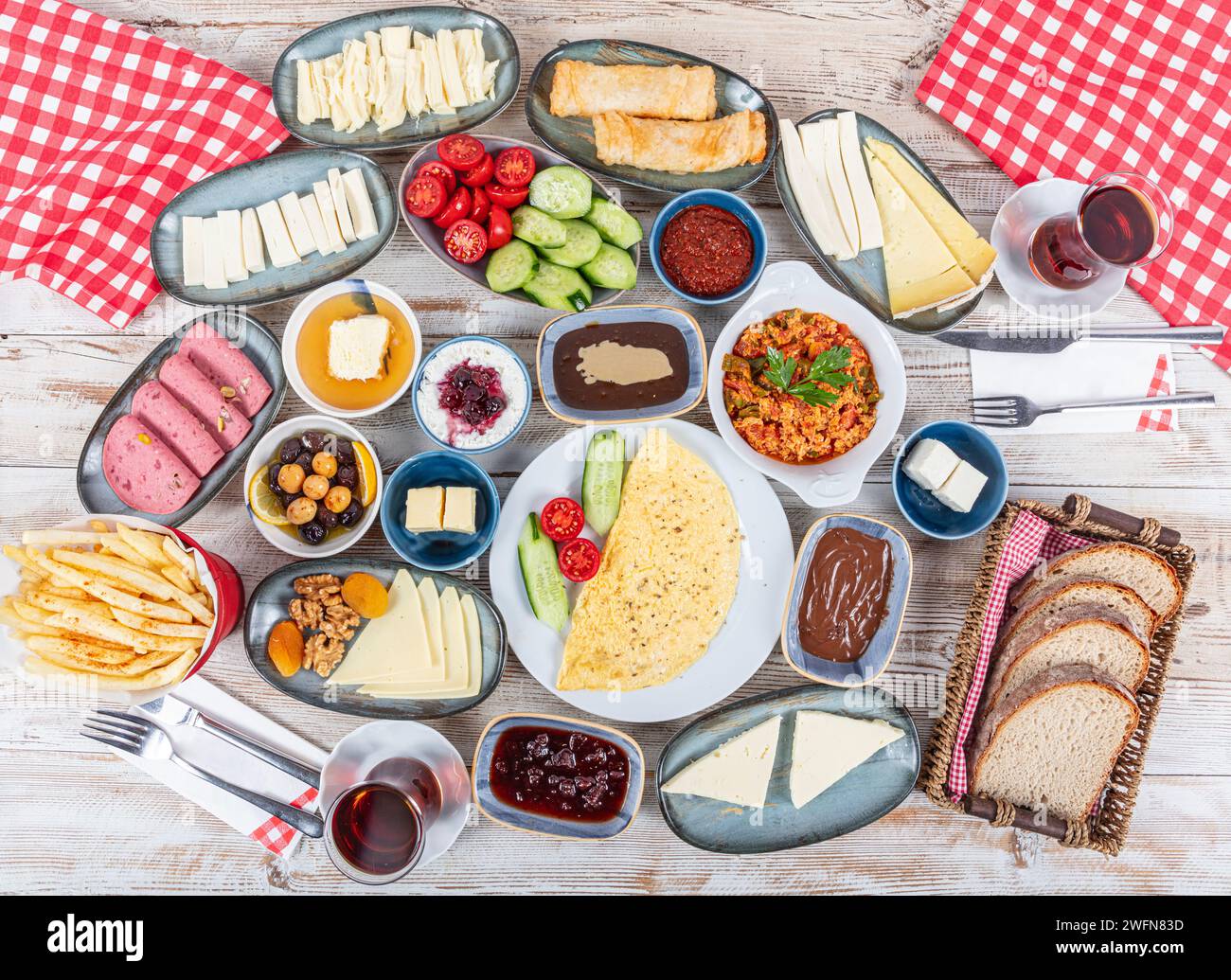 Table de petit déjeuner. Table de petit déjeuner turque traditionnelle (Serpme kahvaltı). Petit déjeuner turc. Délicieux petit déjeuner turc traditionnel, concept de nourriture Banque D'Images