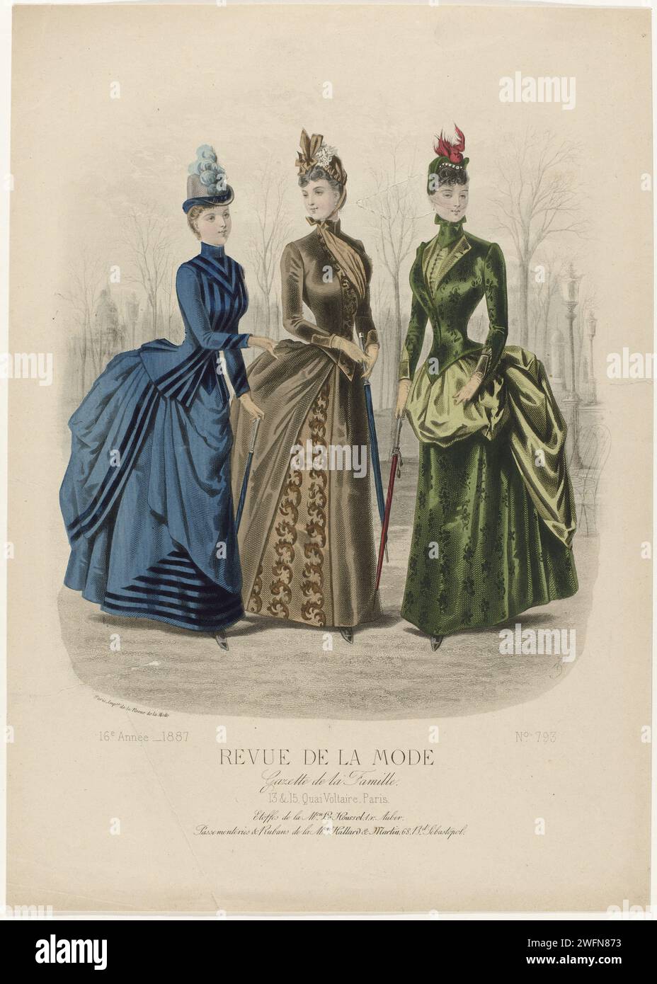 Revue de mode, Family gazette, dimanche 13 mars 1887, 16e année, no 793 : Etoiles de la M.sur le Houssel (...), Anonyme, 1887 trois femmes dans un parc. A gauche : 'toilette' de cachemire bleu ornée de galons de laine assortis. Midden : 'toilette' de soie brochée beige, velours et toucher. A droite : 'toilette' de velours vert pressé/imprimé avec motif floral et soie verte. Chapeau avec coupe d'oiseau et plumes. Sous la performance quelques lignes de texte publicitaire pour différents produits. Tirage du magazine de mode Revue de la mode (1872-1913). Description détaillée des vêtements à la page 83 'planch Banque D'Images