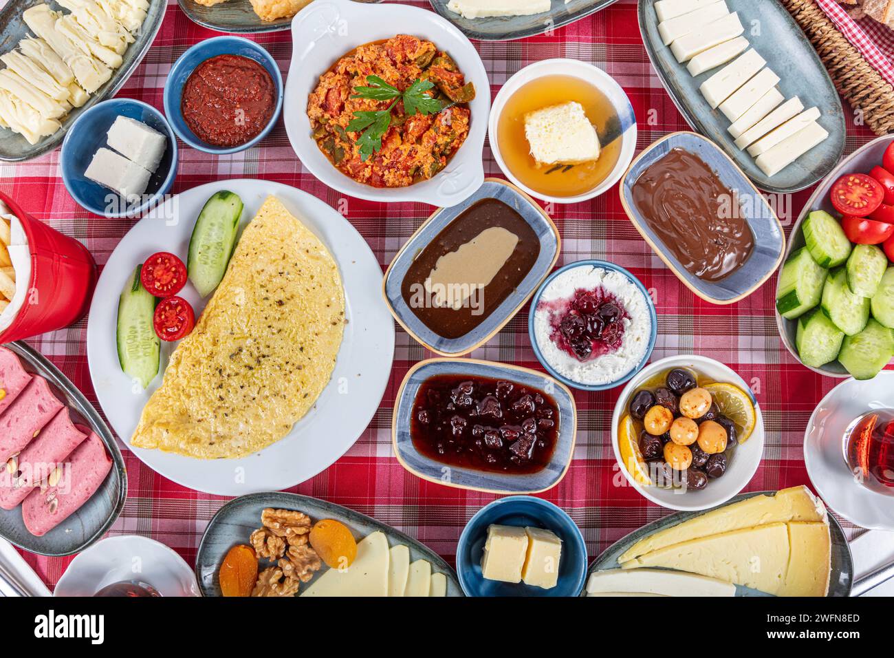 Table de petit déjeuner. Table de petit déjeuner turque traditionnelle (Serpme kahvaltı). Petit déjeuner turc. Délicieux petit déjeuner turc traditionnel, concept de nourriture Banque D'Images