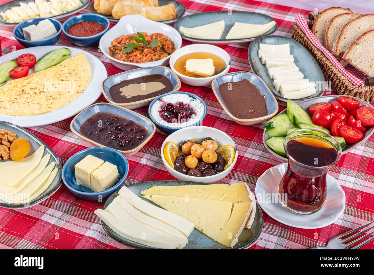 Table de petit déjeuner. Table de petit déjeuner turque traditionnelle (Serpme kahvaltı). Petit déjeuner turc. Délicieux petit déjeuner turc traditionnel, concept de nourriture Banque D'Images