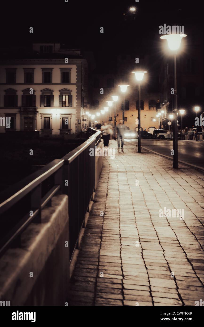 Promenez-vous tard dans la nuit à Florence dans la douce lueur des lampadaires Banque D'Images