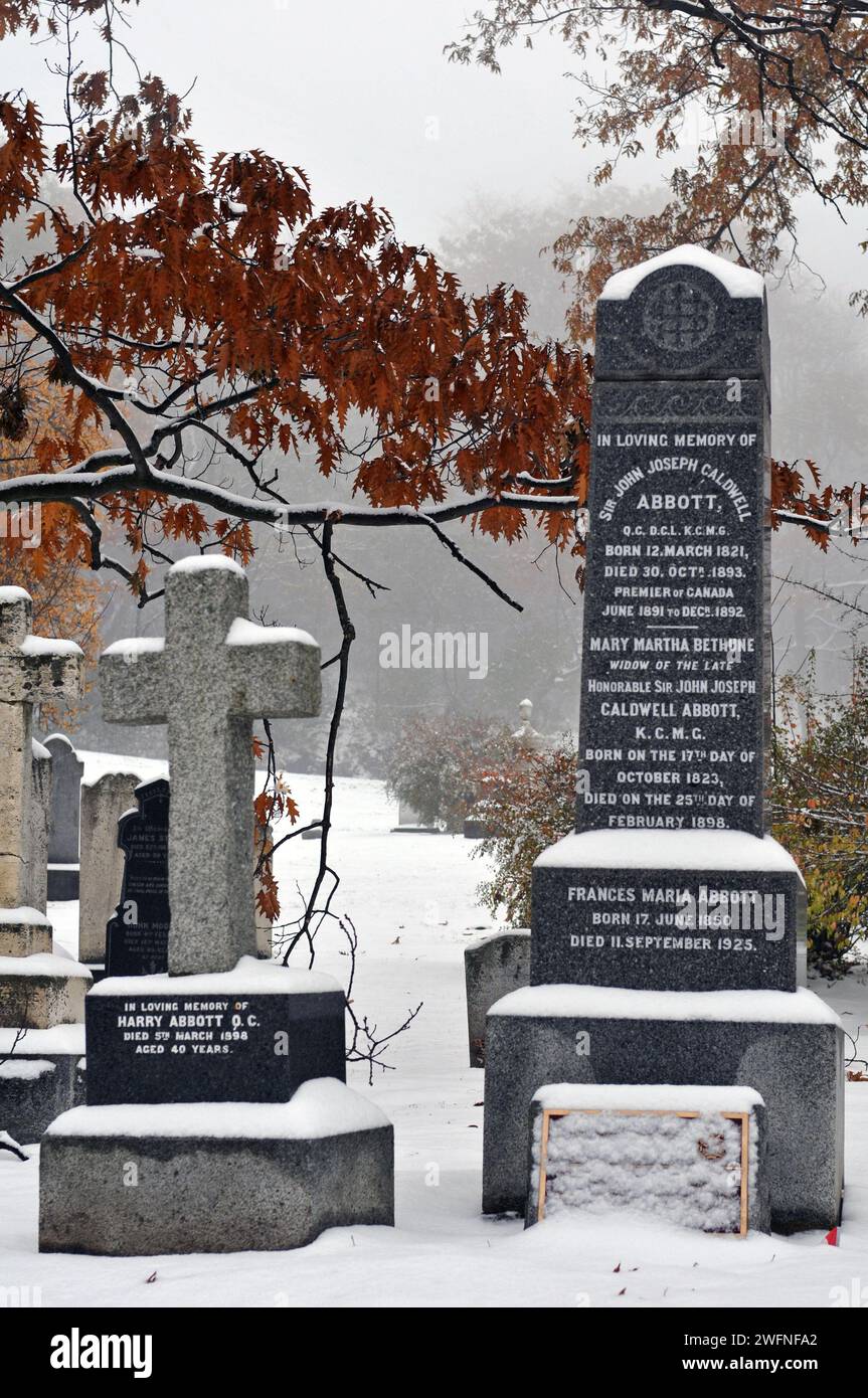 Couvertures de neige tombes de la famille Abbott au cimetière Mont-Royal de Montréal, y compris celle du premier ministre canadien Sir John Joseph Caldwell Abbott. Banque D'Images