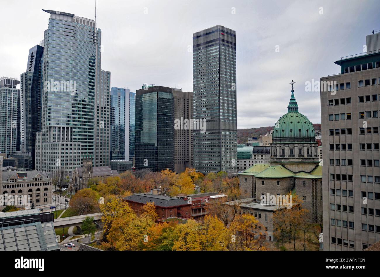 Des tours de bureaux modernes se dressent près de la cathédrale historique Mary, Reine du monde, en dôme, au centre-ville de Montréal. Banque D'Images