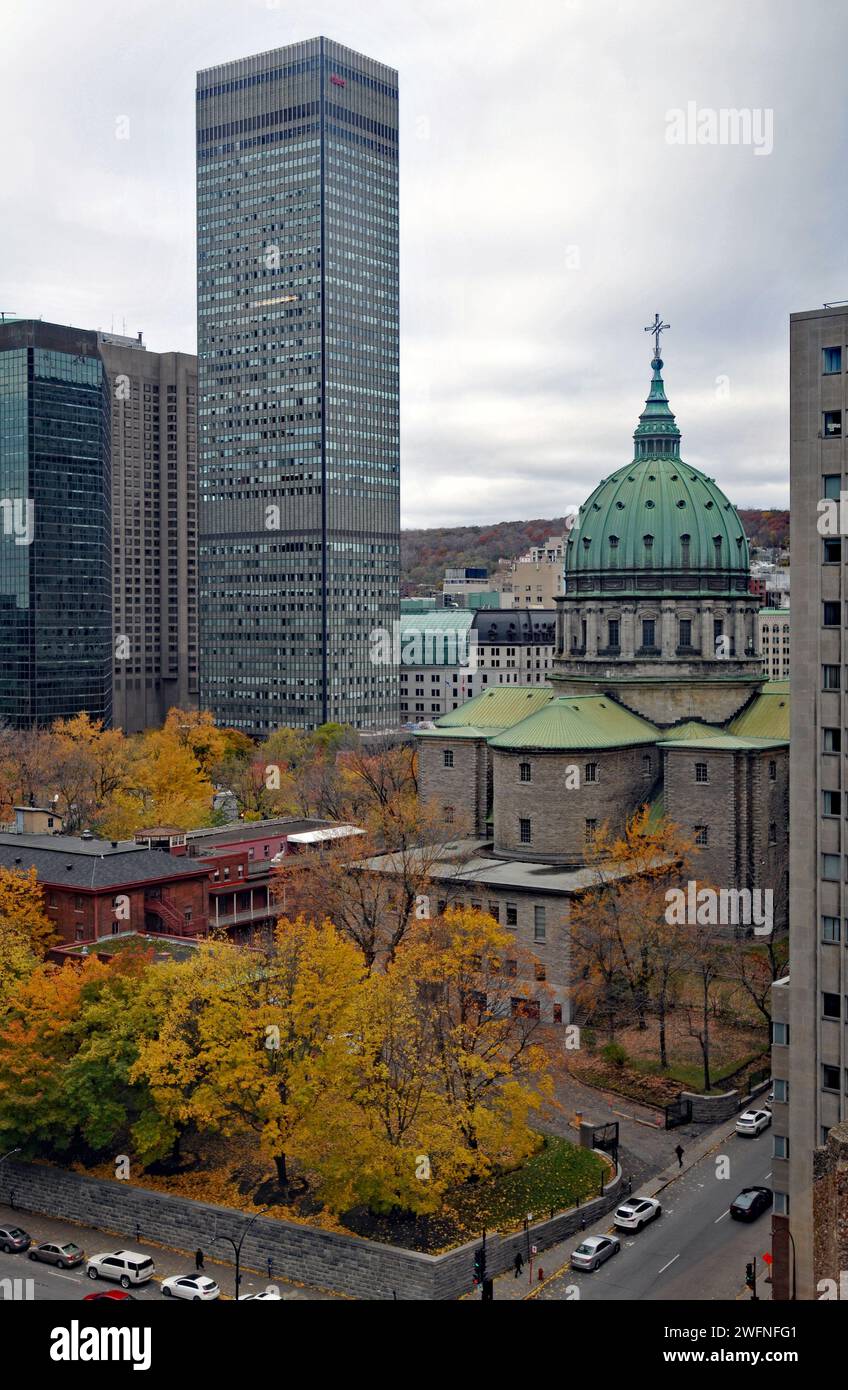 Des tours de bureaux modernes se dressent près de la cathédrale historique Mary, Reine du monde, en dôme, au centre-ville de Montréal. Banque D'Images