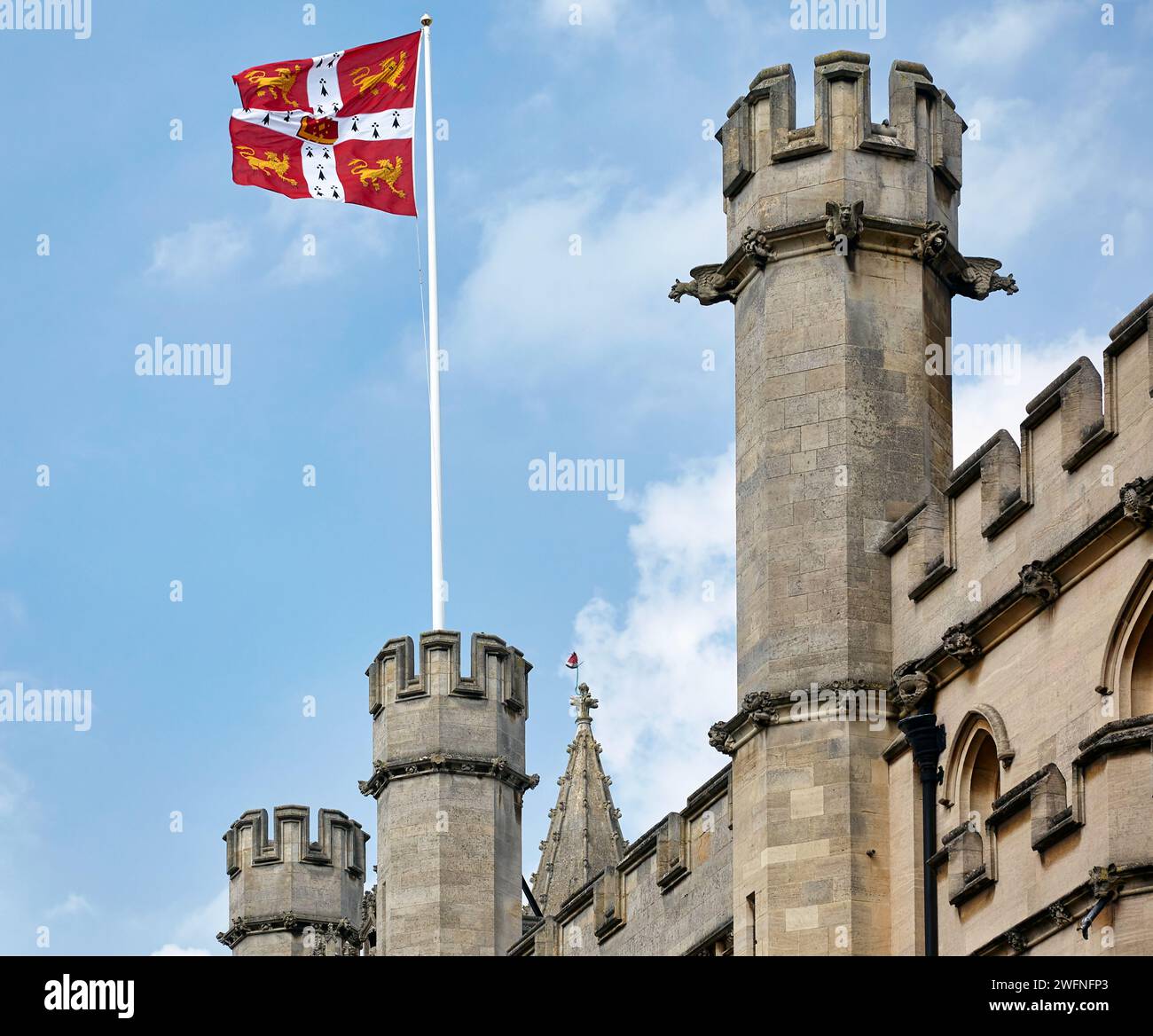 Drapeau de l'Université de Cambridge agitant sur les murs et les tours battues du bâtiment Old Schools. Université de Cambridge. Royaume-Uni. Banque D'Images