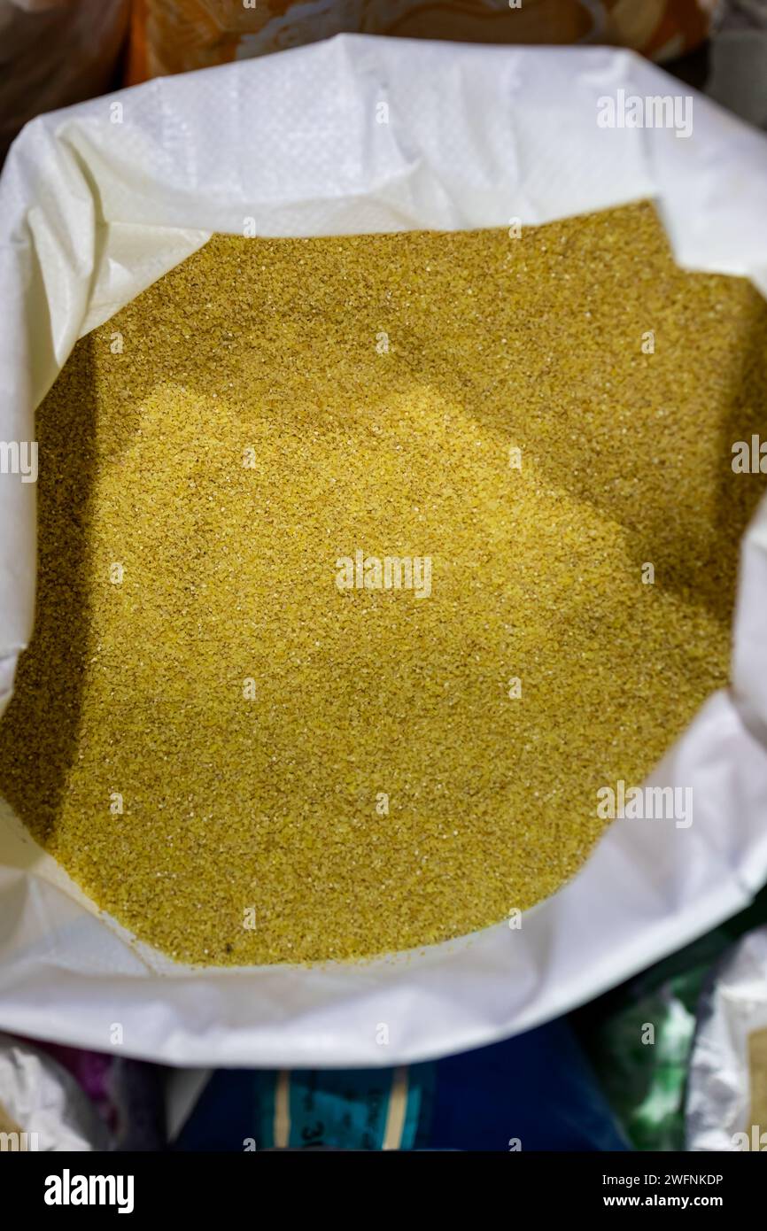 porridge de blé ou maïs fissuré pour la vente au magasin de détail à partir de l'angle supérieur le jour Banque D'Images