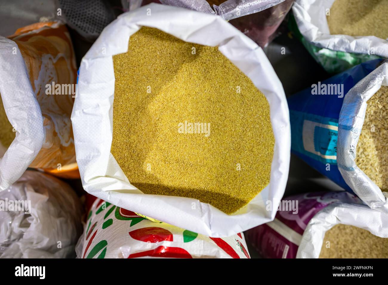 porridge de blé ou maïs fissuré pour la vente au magasin de détail à partir de l'angle supérieur le jour Banque D'Images