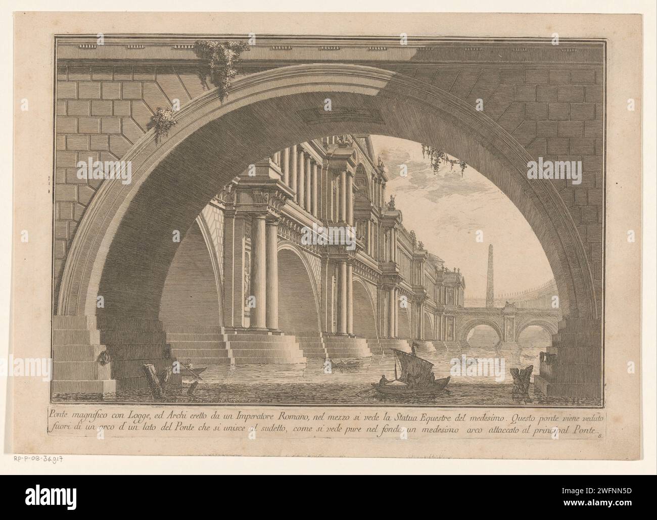 Vue d'un pont avec arches et loggias, Giovanni Battista Piranesi, 1743 print vue d'un pont composé de grandes arches avec loggias au-dessus (galeries de colonnes). Il y a une statue équestre au milieu des loggias. La performance est encadrée par l'une des arches d'un pont de liaison. Un certain nombre de voiliers sur l'eau et un obélisque en arrière-plan. Sous un texte de deux lignes en italien, imprimé à partir d'une autre plaque. Pont de gravure en papier Rome. loggia, véranda, porche. obélisque, aiguille. statue équestre Banque D'Images