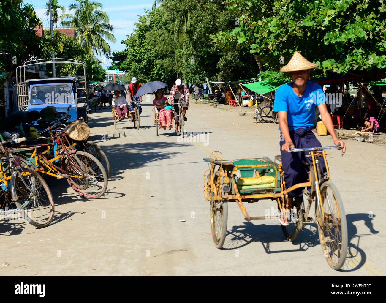 Un Arakanais conduisant sa trishaw dans les rues de Sittwe, État de Rakhine, Myanmar. Banque D'Images