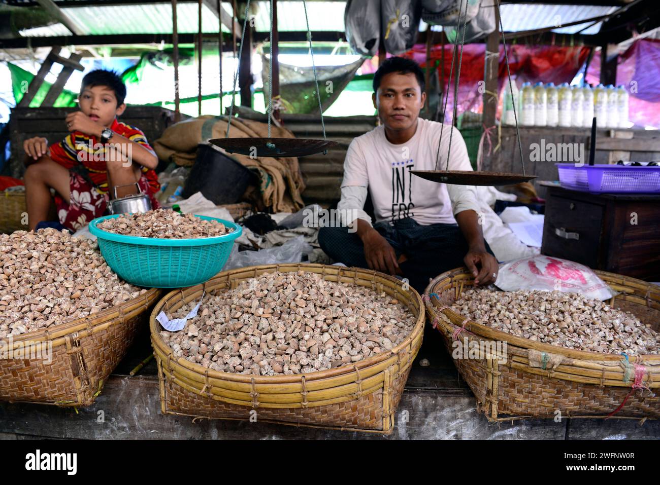 Le marché coloré des produits frais à Sittwe, Myanmar. Banque D'Images