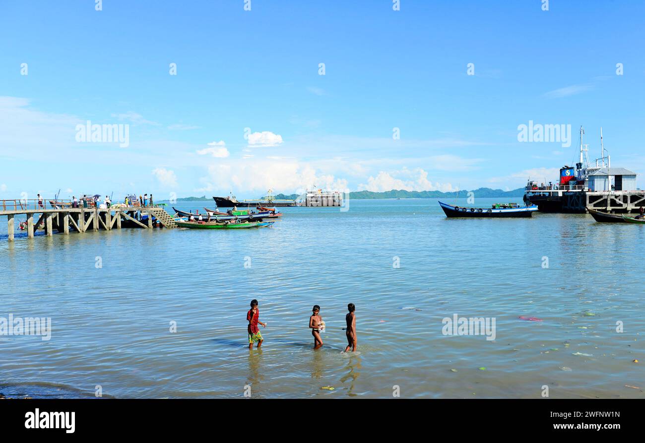 Bateaux de pêche par le petit port de pêche de Sittwe, Myanmar. Banque D'Images