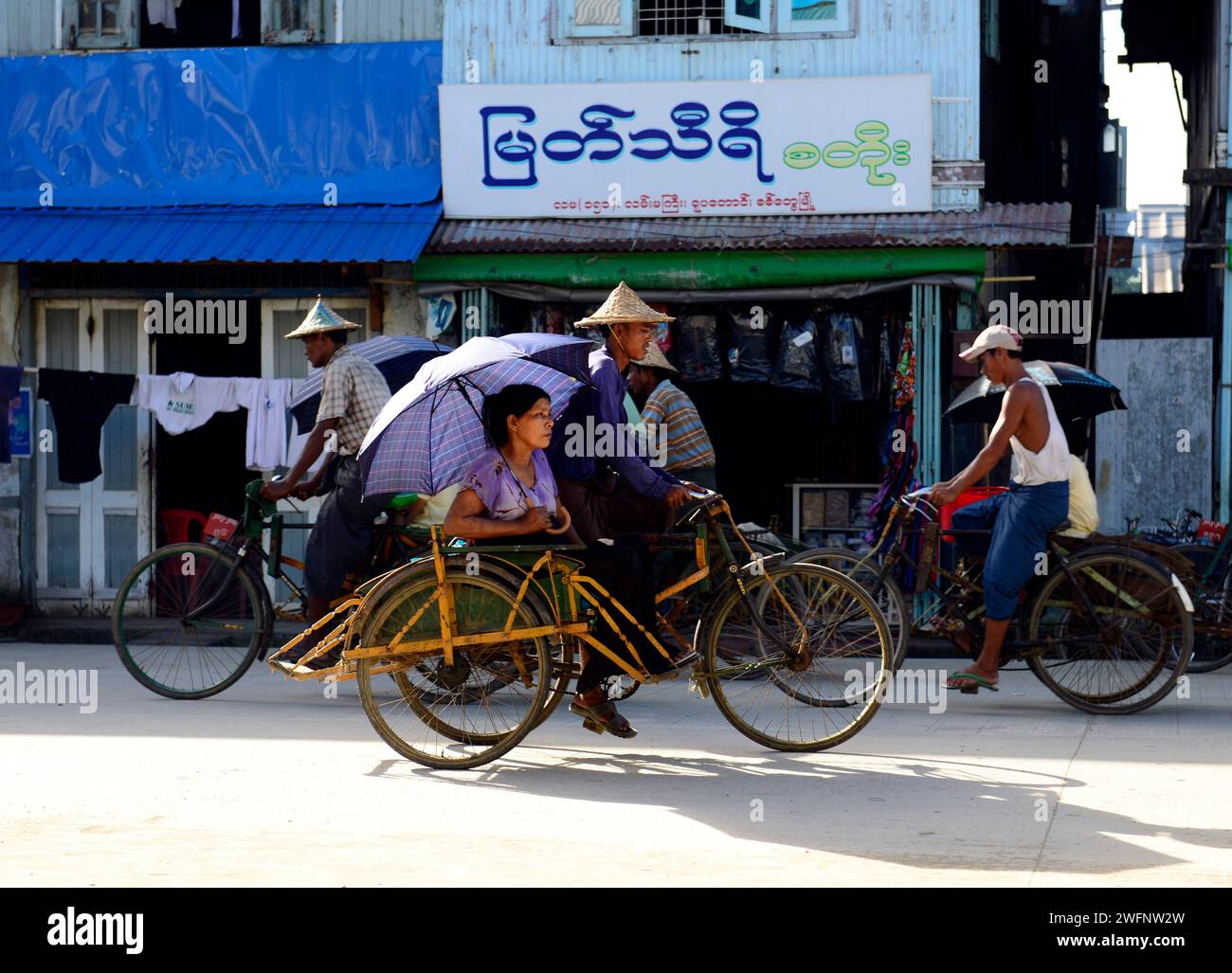 Un Arakanais conduisant sa trishaw dans les rues de Sittwe, État de Rakhine, Myanmar. Banque D'Images