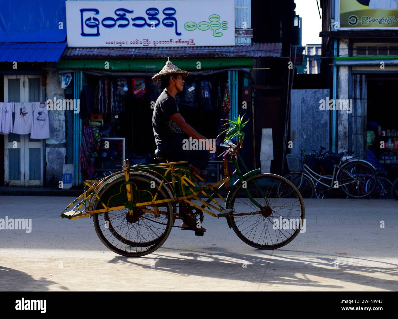 Un Arakanais conduisant sa trishaw dans les rues de Sittwe, État de Rakhine, Myanmar. Banque D'Images