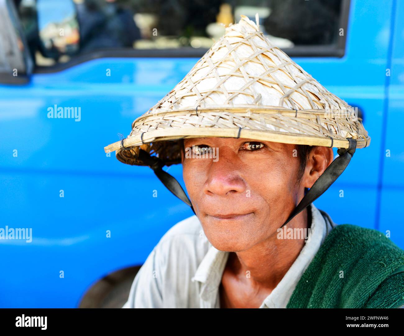 Portrait d'un Arakanais portant un chapeau traditionnel pris à Sittwe, Myanmar. Banque D'Images