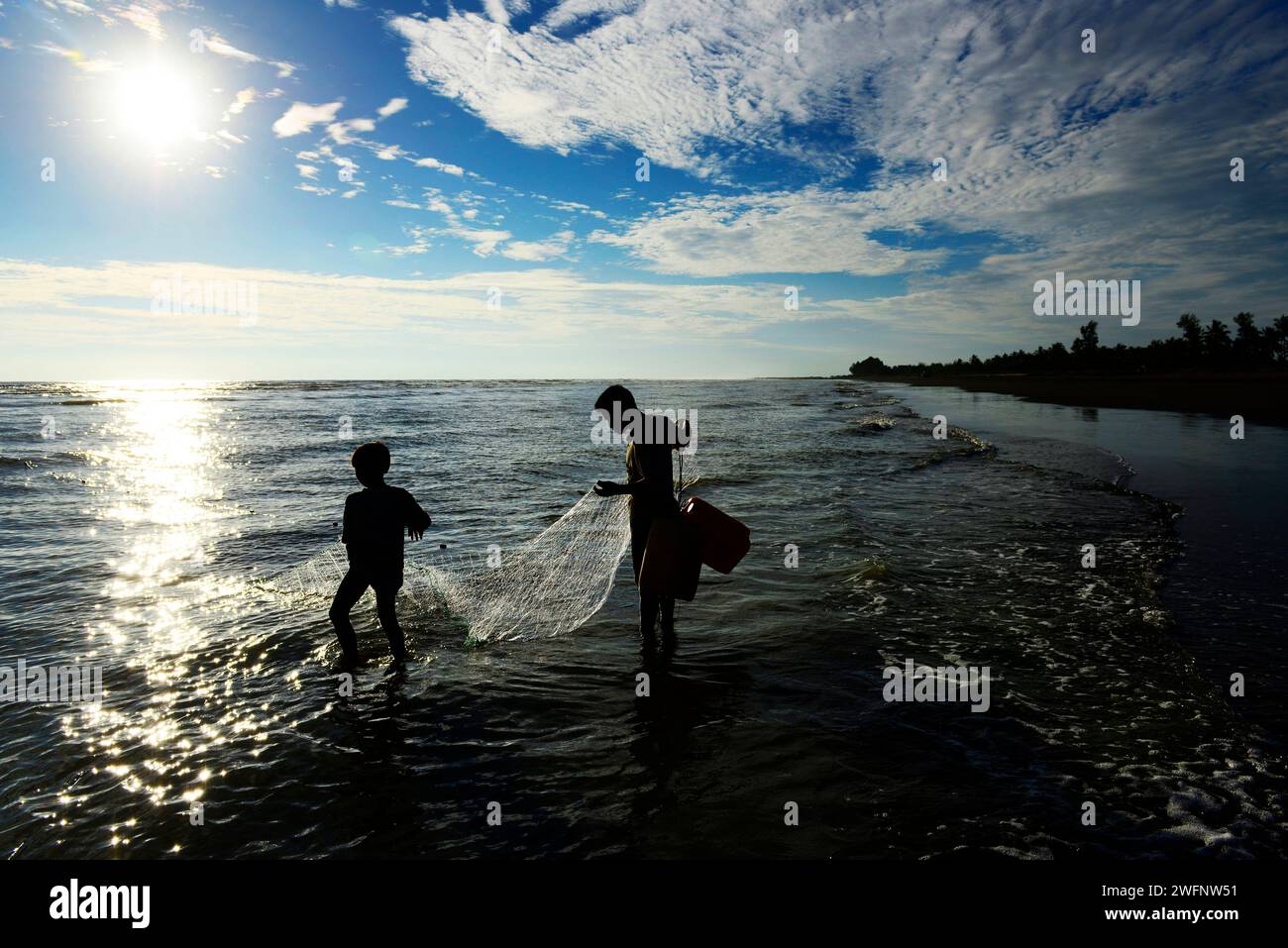 Pêche sur la plage de Sittwe, baie du Bengale, Myanmar. Banque D'Images